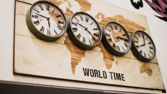 Tendances déco : les meilleurs accessoires pour votre horloge mondiale