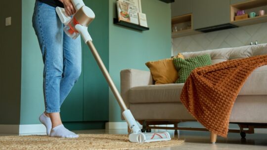 Choisir le meilleur aspirateur balai autoportant pour un rangement facile